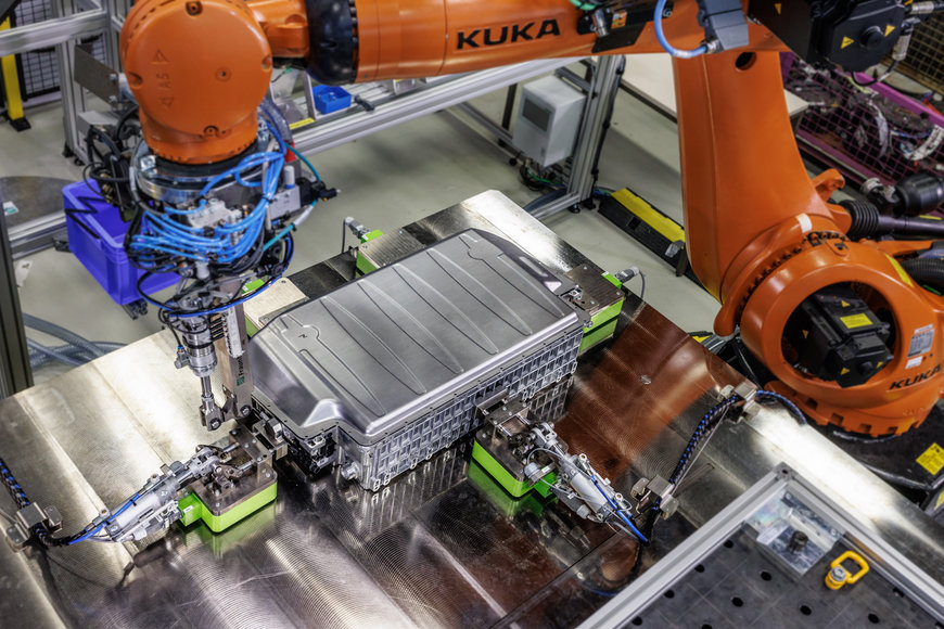 Ein KUKA Roboter demontiert Batteriesysteme – und macht E-Mobilität noch nachhaltiger